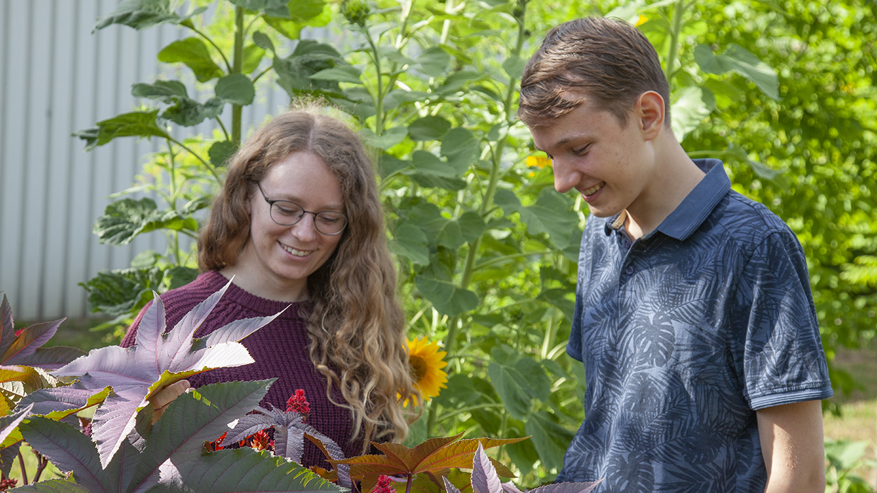 Foto zeigt Annabell und Johannes im Botanischen Garten der TU Dresden