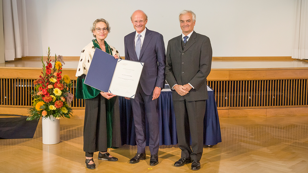 Foto zeigt Auszeichnung von Prof.-Dr. Ing Josef Hegger 