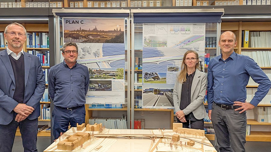 Foto der ury vor dem Modell des Siegerentwurfs v.l.: Professor Richard Stroetmann (TU Dresden), Bart Halaczek, Professorin Yvonne Ciupack (TU Darmstadt), Professor Steffen Marx (TU Dresden)