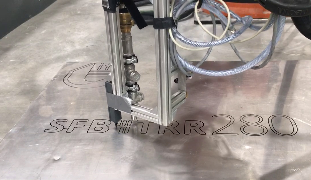 Vorstufe des 3D Druck – Leonie (Roboter) schreibt das SFB/TRR 280 Logo