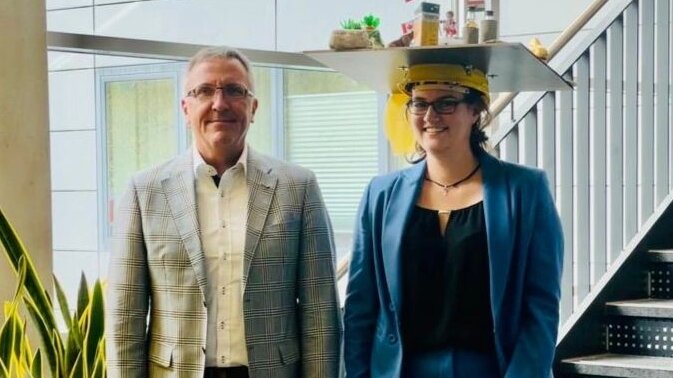 Kira Heins and Prof. Grieß in the foyer of the ITA