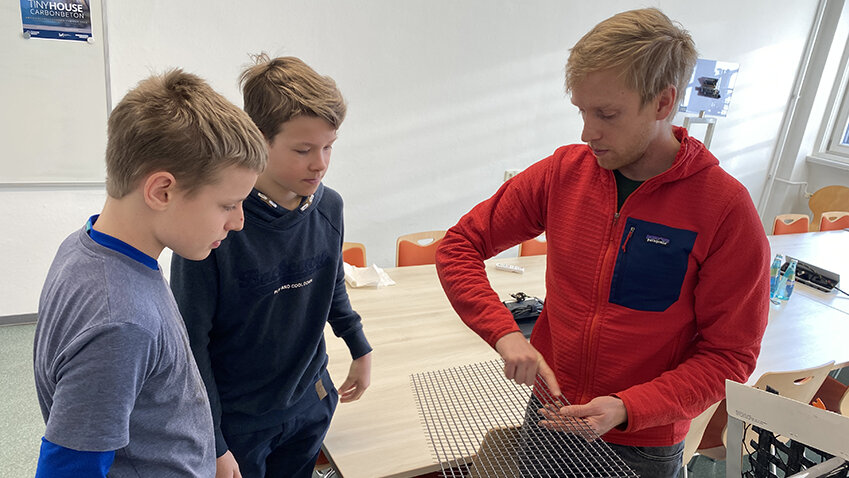 Students of the Martin-Andersen-Nexö-Gymnasium with scientific assistant