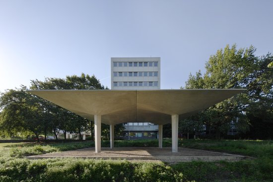 the picture shows a hyperbololic paraboloid shell made of carbon reinforced concrete as supporting structure of a pavilion at the RWTH Aachen University 