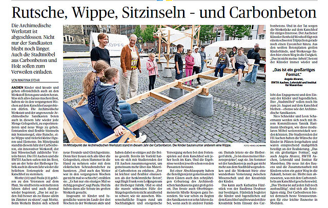 [Translate to English:] Bürgermeisterin mit Kinder an der Wippe auf dem Katschhof