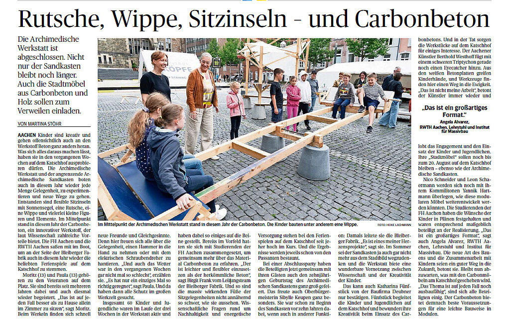 [Translate to English:] Bürgermeisterin mit Kinder an der Wippe auf dem Katschhof