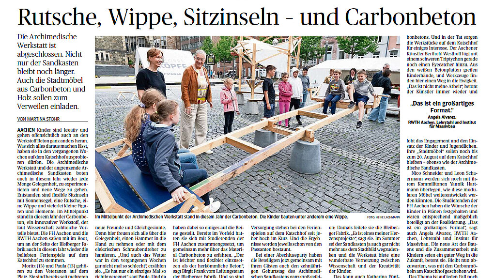 Bürgermeisterin mit Kinder an der Wippe auf dem Katschhof