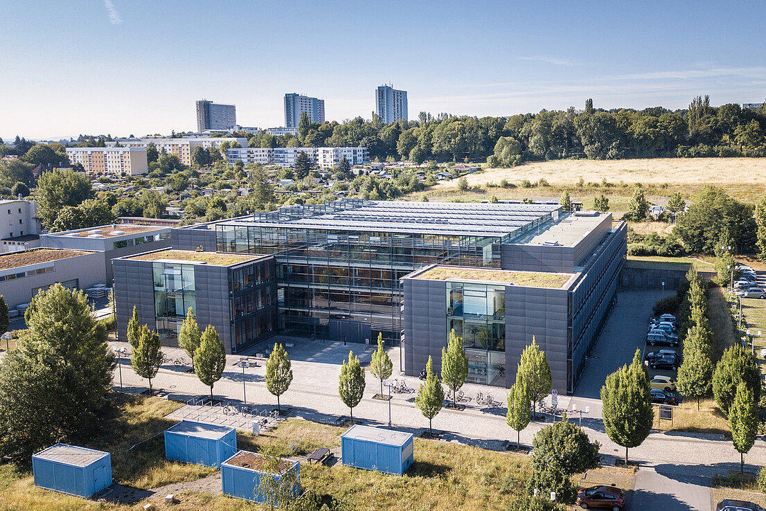 Das Foto zeigt die Luftaufnahme des Instituts für Biologie am Campus der TU Dresden