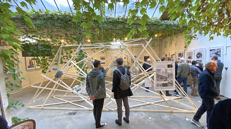 Besucher der Kunstausstellung beim betrachten einer Skulptur