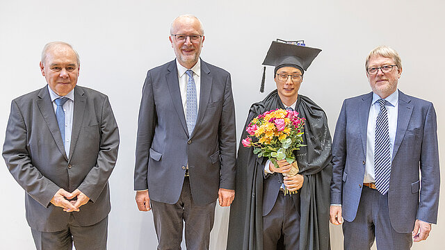 Dong Zhao und die anwesende Promotionskommission