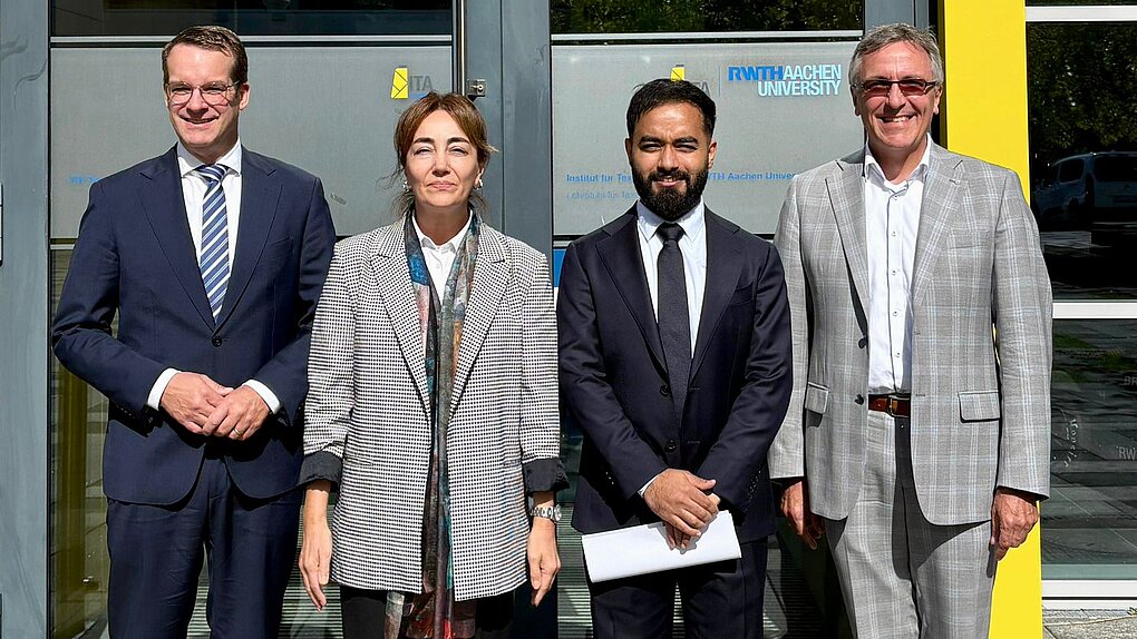 Shantanu Bhat mit Promotionsausschuss