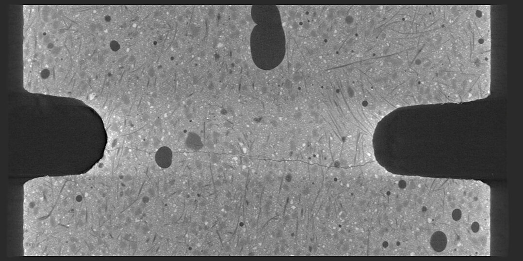 the picture shows an example of a 2D section through a component containing carbon fibres reconstructed from tomography data