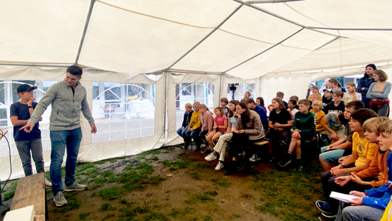 Demonstration of an experiment with audience