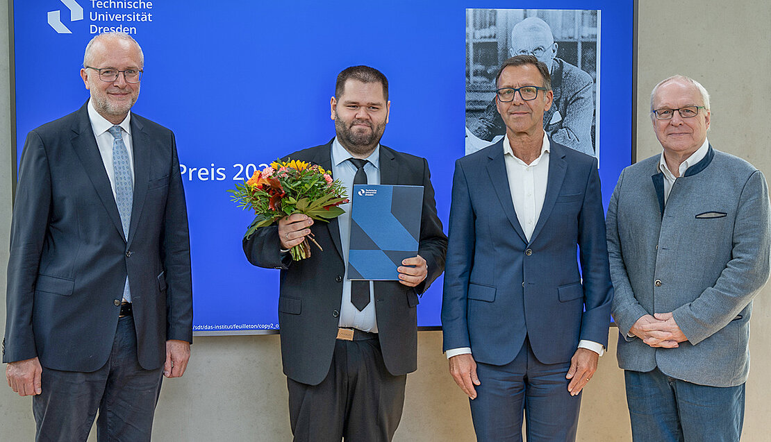 Prof. Dr.-Ing. Ivo Herle, Adrian Diaconu (HOCHTIEF Infrastructure GmbH, Deutschland Südost) und Prof. Dr.-Ing. Dr.-Ing. E.h. em. Manfred Curbach überreichen den Preis an Iurii Vakaliuk 