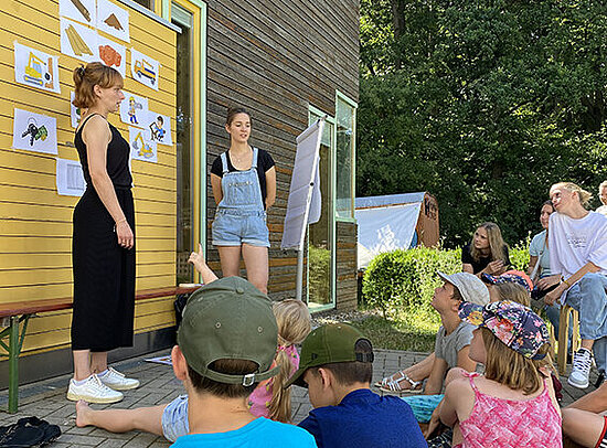 Vortragende Wissenschaftler vor Kindergrup