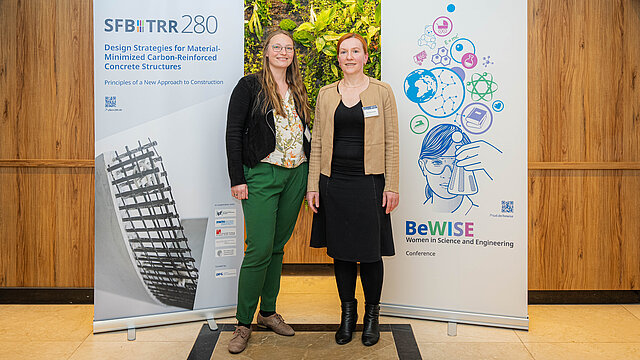 Von links: Dr.-Ing. Lena Leicht, Institut für Massivbau und Prof. Dr.-Ing. Christina Scheffler, Professur Polymere im Bauwesen. 